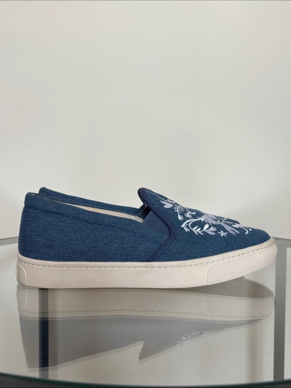 Saludos Women’s Blue Chambray Canvas Embroidered Slip-On Flats Floral Animal Art
